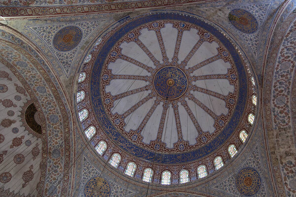Многоцветные традиционные исламские украшения купола Султанахмета (Голубая мечеть)
)