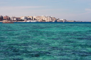 Kristal berraklığında suları Kızıldeniz, gemi ve tekneleri ve panorama Hurghada, Mısır