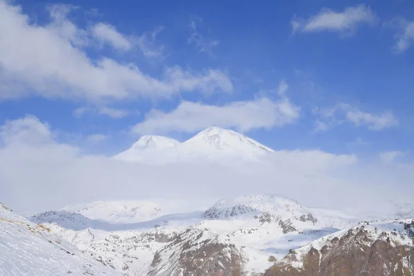 Monte Elbrus Duas Cabeças Entre Nuvens Vista Mount Cheget Baksan — Fotografia de Stock