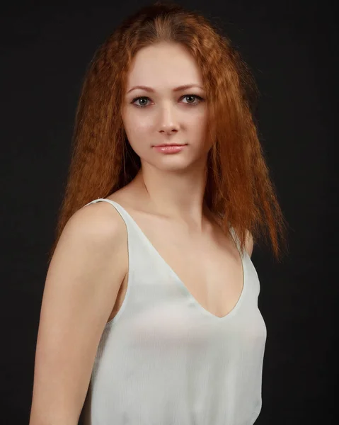 Süße rothaarige junge Frau — Stockfoto