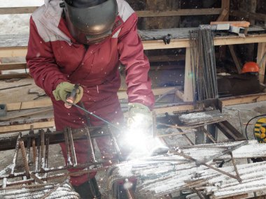 Çalışan bir takviye metal çerçeve ışık parlak ışık ile kaynak