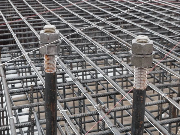 Zwei Stahl Ankerbolzen Mit Muttern Und Stahlgitter Auf Turmdrehkranfuß Bewehrung — Stockfoto