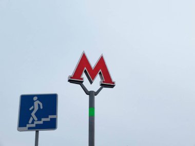 Kırmızı M harfi Moskova metrosu işareti ve metro Altgeçit Line 2 için gökyüzü arka plan