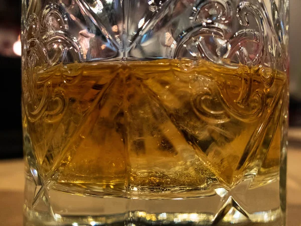 Whisky dans le verre. Vue latérale rapprochée — Photo