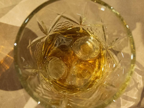 Whiskey in het glas. Close-up van zijaanzicht — Stockfoto