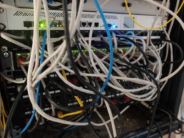 Cuelgue los cables del enrutador de almacenamiento del servidor de red — Foto de Stock