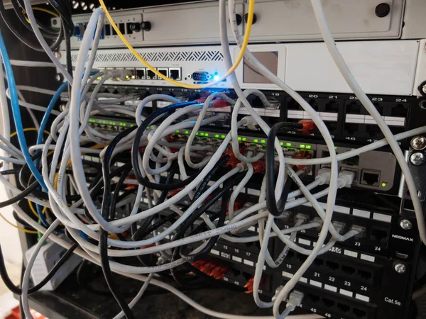 Cuelgue los cables del enrutador de almacenamiento del servidor de red — Foto de Stock