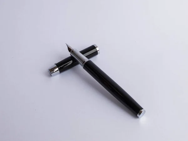 Μαύρο μεταλλικό επαγγελματίες πένα σε λευκό φόντο — Φωτογραφία Αρχείου