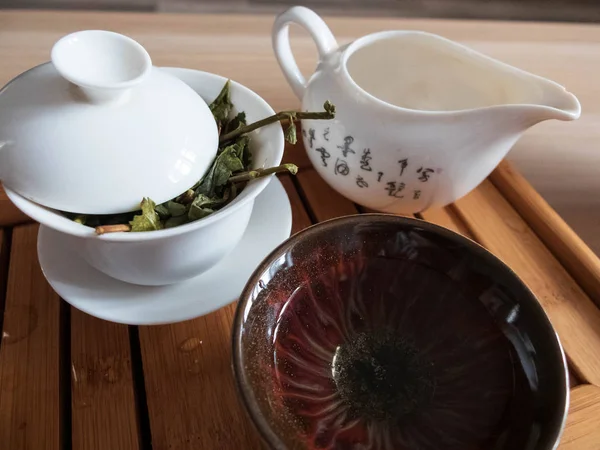 Teebrühgefäße mit Blättern des Oolong-Tees auf Teetablett. Traditionelle chinesische Teezeremonie. — Stockfoto