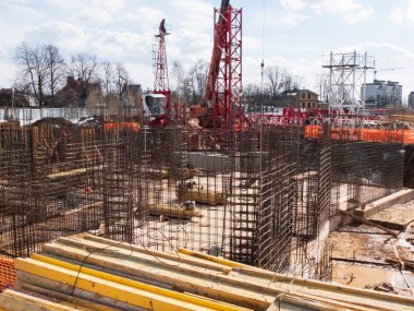 Güneşli bir günde konut inşaat şantiye