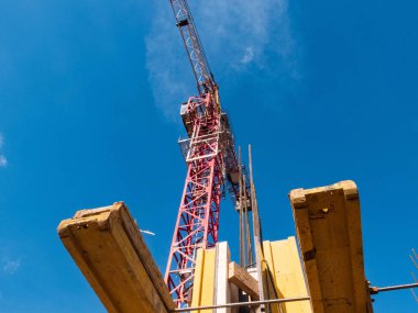 Takviye çubukları, formwork Girder ve güneşli gün inşaat sahasında Vinçler