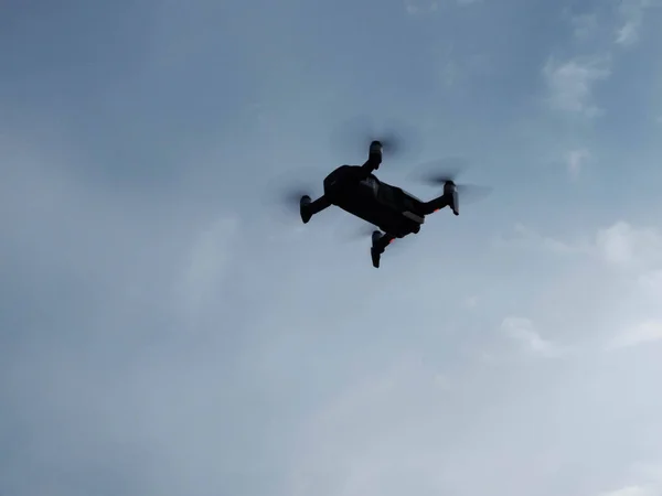 Drone in bilico nel cielo blu del mattino — Foto Stock