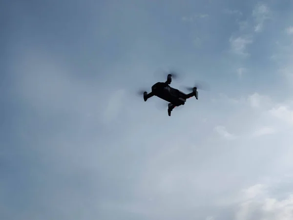 Drone flotando en el cielo azul de la mañana —  Fotos de Stock