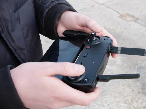 Man händer som håller drone trådlös fjärrkontroll — Stockfoto