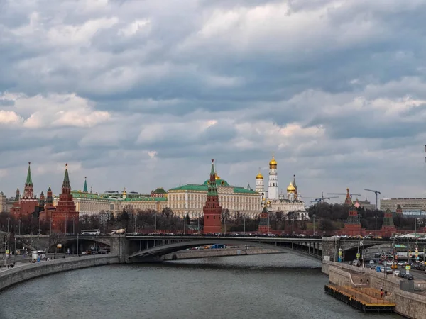 モスクワ クレムリン、モスクワ川に架かる橋のパノラマ ビュー — ストック写真