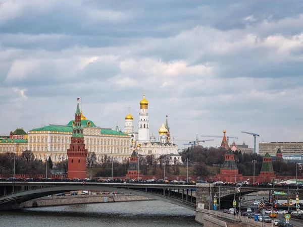 Panoramik Moskova Kremlin ve Moskova Nehri Köprüsü