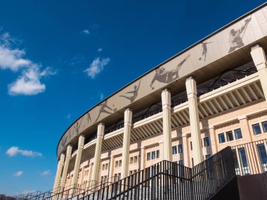 Moskova, Rusya - Mart 2019. Luzhniki Stadı ve parlak mavi bahar gökyüzü merdiven
