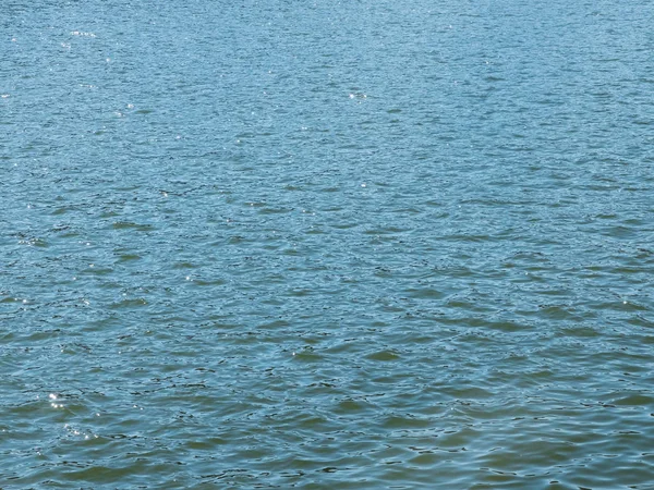 Поверхность бурлящей речной воды — стоковое фото