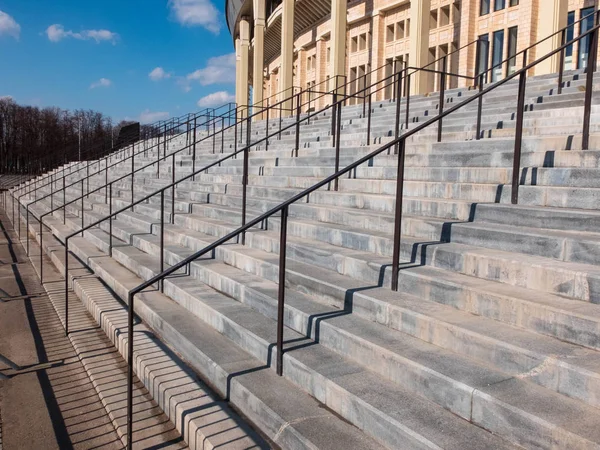 Mosca, Russia - marzo 2019. Scala per lo stadio Luzhniki e cielo di primavera blu brillante — Foto Stock