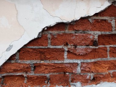Erozyon yosunlu kırmızı tuğla duvar sıva kalıntıları ile çürüyen
