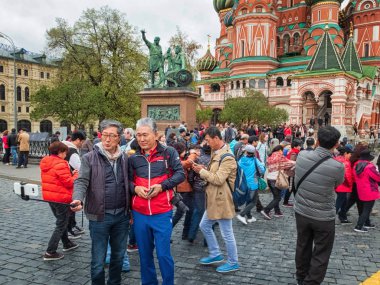 Moskova, Rusya - 2 Mayıs 2019. Çinli turistler fotoğraf çekiyor
