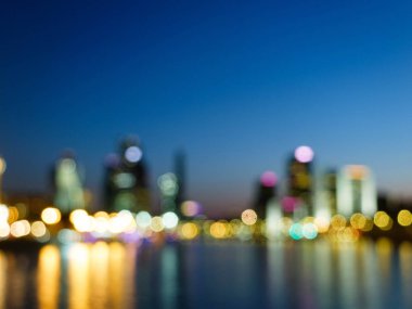 Gökdelenler ve nehirdeki yansımaları odaklanmadan yakalandı 