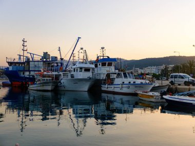 Mersin ili, Türkiye - Mayıs 2019. Tekneler ve limandaki yansımaları
