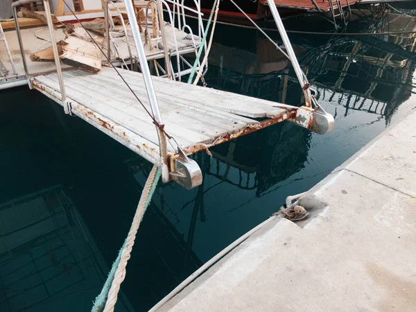 Gangplank of the boat hanging over the pier — Stock Photo, Image