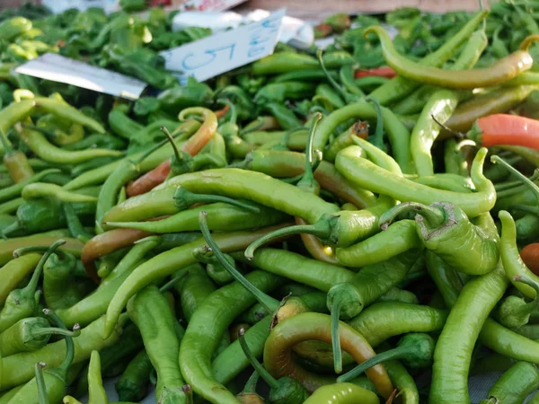 Pimentas picantes verdes no balcão do mercado — Fotografia de Stock