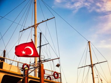 Türk bayrağı deniz gemisinin tepesinde sallanıyor