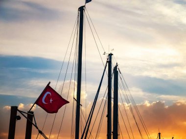 Türk bayrağı deniz gemisinin tepesinde sallanıyor