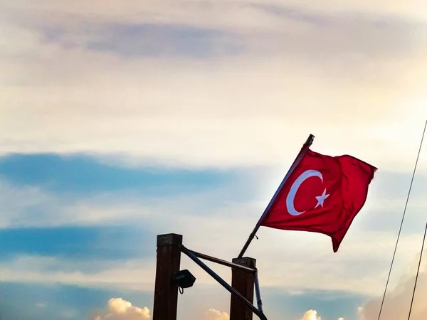 Турецький прапор розмахуючи на вершині морських суден — стокове фото
