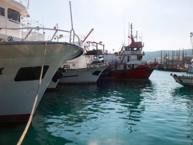 Liman rıhtımında demirlemiş birkaç gemi