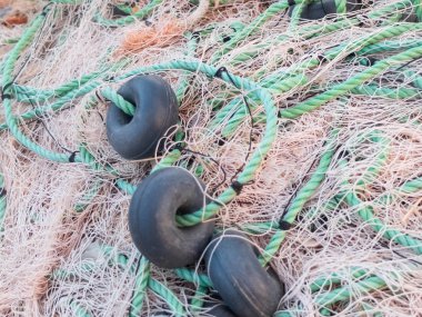 Yüzen ile Eski tangle renkli balıkçı ağı