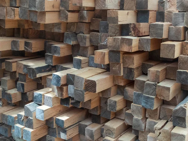 Navršených dřevěných trámů, navršených dříví ve venkovním skladu — Stock fotografie