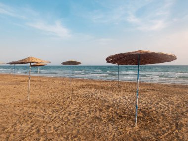 Akdeniz'in kumlu plajında şemsiyeler