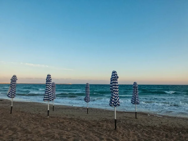 Sombrillas plegables en la playa de arena del mar Mediterráneo — Foto de Stock