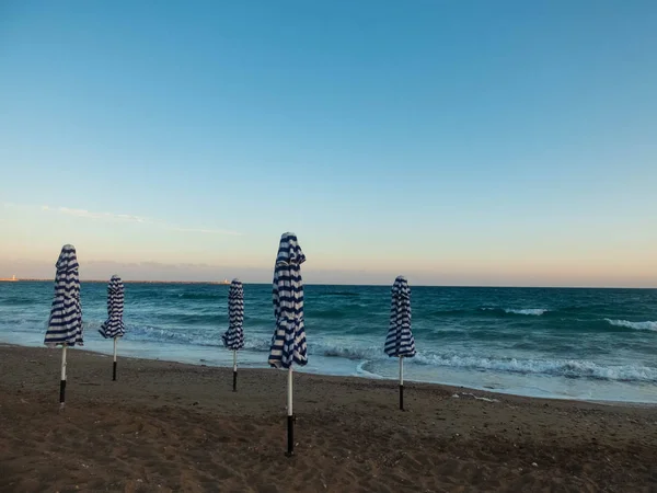 Sombrillas plegables en la playa de arena del mar Mediterráneo — Foto de Stock