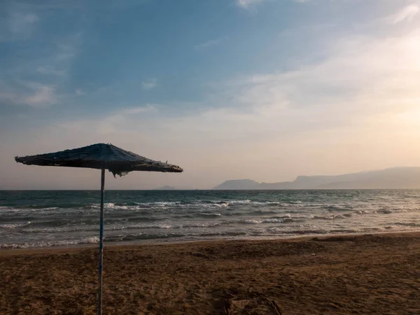 Sombrilla en la playa de arena del mar Mediterráneo — Foto de Stock