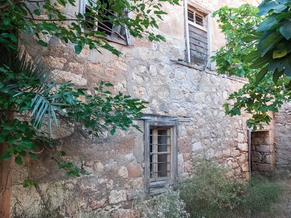 Velha pedra abandonada mansão de dois andares com barras nas janelas — Fotografia de Stock