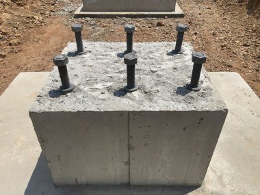Metal sütun montajı için tasarlanmış metal çapa cıvataları ile betonarme temel. Şantiyedir ambar Vakfı