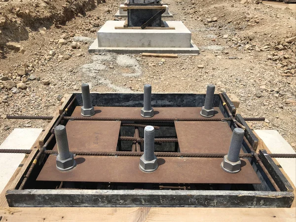 Deskowanie i wzmocnienie fundamentu wzmocnionego betonem z metalowymi bolami kotwienia zaprojektowaną do montażu słupów metalowych — Zdjęcie stockowe