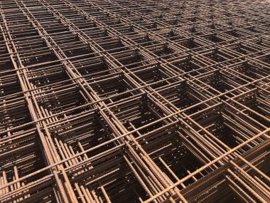 Kazık demir takviyeli iş parçaları. Takviye için Metal Mesh. Demir paslı dikdörtgen yapısı