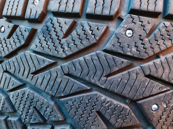 Close-up de inverno cravejado carro pneu protetor — Fotografia de Stock