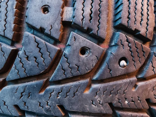 Close-up de inverno cravejado carro pneu protetor — Fotografia de Stock