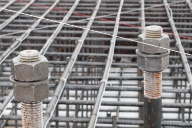 Kule c üzerinde vidalı somunlar ve çelik ızgara ile iki çelik çapa cıvata