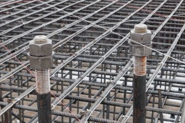 Kule c üzerinde vidalı somunlar ve çelik ızgara ile iki çelik çapa cıvata