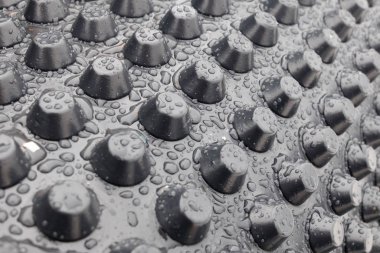 Membran su yalıtımı yüzeyinde yağmur damlaları