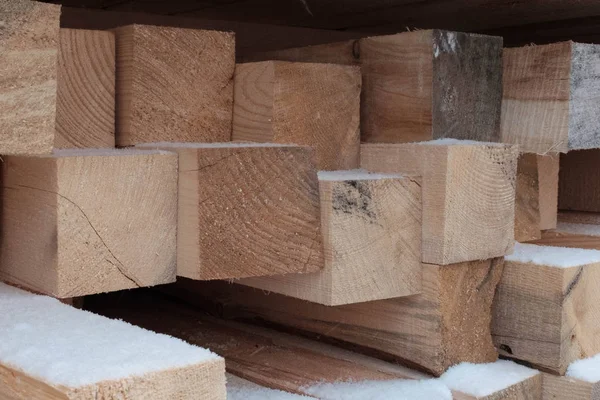 Nahromadí dřevo ve venkovním skladu v zimě — Stock fotografie