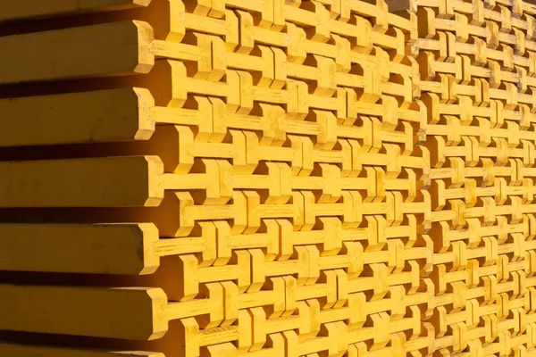 Żółte drewniane nakładane belki szalkowe. Sprzęt budowlany — Zdjęcie stockowe